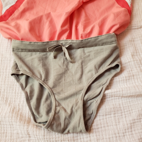 New Balance Adore Me sports bra athletic shorts - Picture 8 of 14